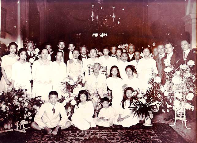 Familiefoto op de 80ste verjaardan van Thung Leng Nio