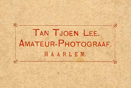 achtergrond foto met opschrift Tan Tjoen Lee